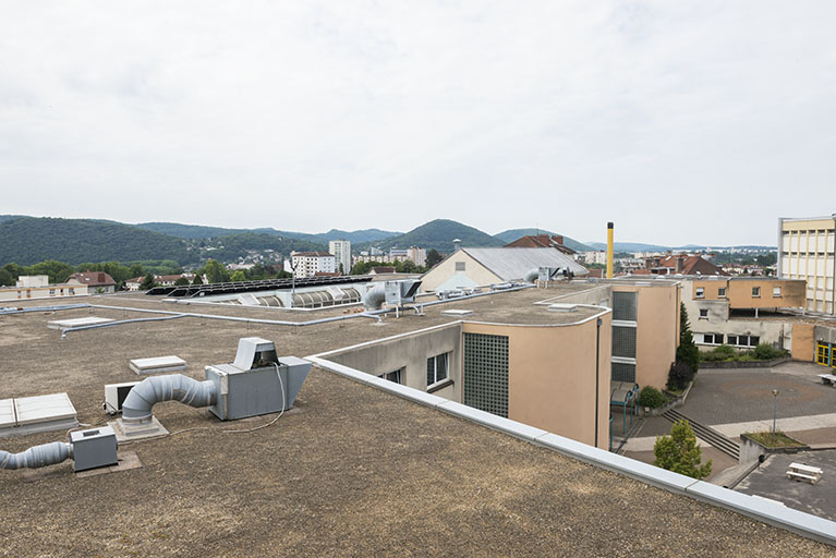 Vue du nord-est sur les terrasses et le sud de la cour et des bâtiments. © Mary Ruffinoni / Région Bourgogne-Franche-Comté, Inventaire du patrimoine - 2014