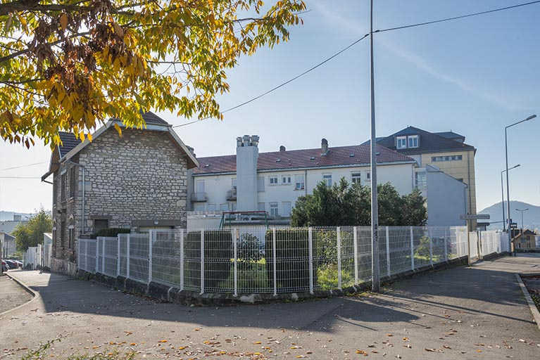 L'extrémité nord de la parcelle avec le pignon nord-ouest du logement. © Mary Ruffinoni / Région Bourgogne-Franche-Comté, Inventaire du patrimoine - 2014