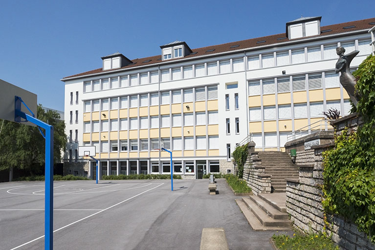 Dans la cour, face au collège, au pied des escaliers que domine la sculpture. © Mary Ruffinoni / Région Bourgogne-Franche-Comté, Inventaire du patrimoine - 2014