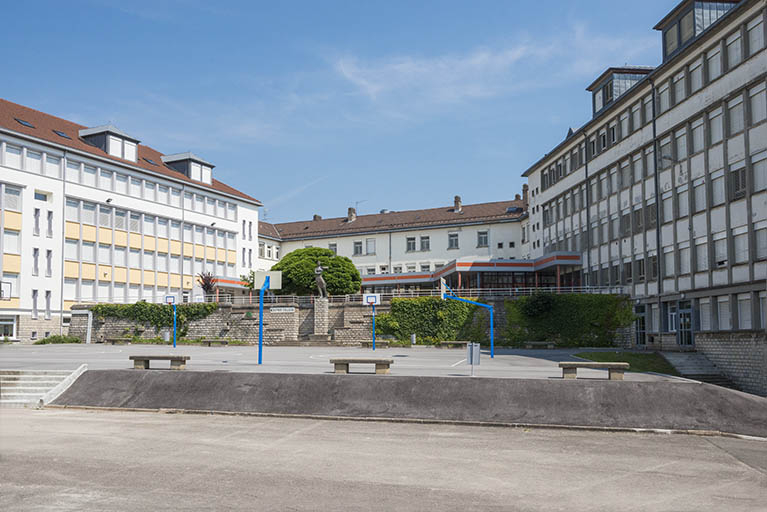La partie nord de la cour.  © Mary Ruffinoni / Région Bourgogne-Franche-Comté, Inventaire du patrimoine - 2014