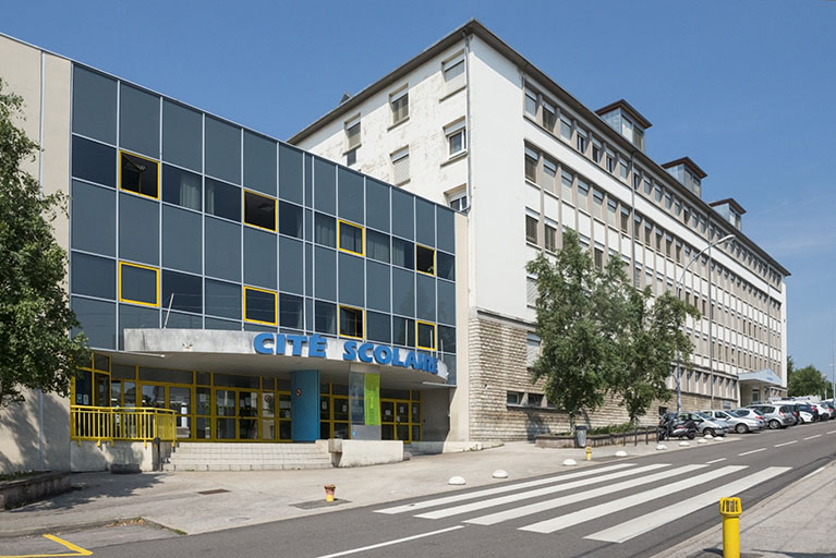 Entrée de la cité scolaire depuis l'avenue Marceau : bâtiment de l'administration. © Mary Ruffinoni / Région Bourgogne-Franche-Comté, Inventaire du patrimoine - 2014