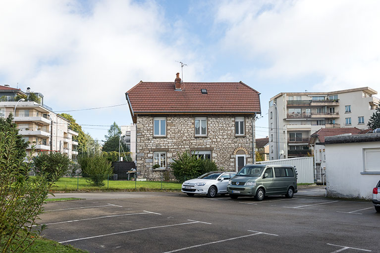 Aire de stationnement et façade intérieure sud du logement au nord. © Mary Ruffinoni / Région Bourgogne-Franche-Comté, Inventaire du patrimoine - 2014
