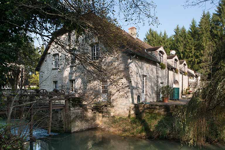 Bâtiment du moulin. Vue de trois quarts arrière. © Jérôme Mongreville / Région Bourgogne-Franche-Comté, Inventaire du patrimoine - 2014