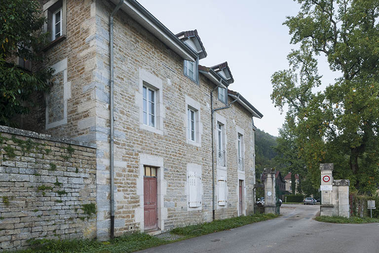 La conciergerie et l'entrée du site. © Jérôme Mongreville / Région Bourgogne-Franche-Comté, Inventaire du patrimoine - 2014