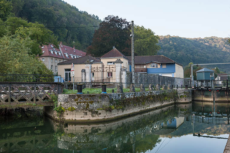 Vue depuis le nord-ouest : logements, bâtiment (remanié) de la centrale hydroélectrique et écluse. © Jérôme Mongreville / Région Bourgogne-Franche-Comté, Inventaire du patrimoine - 2014