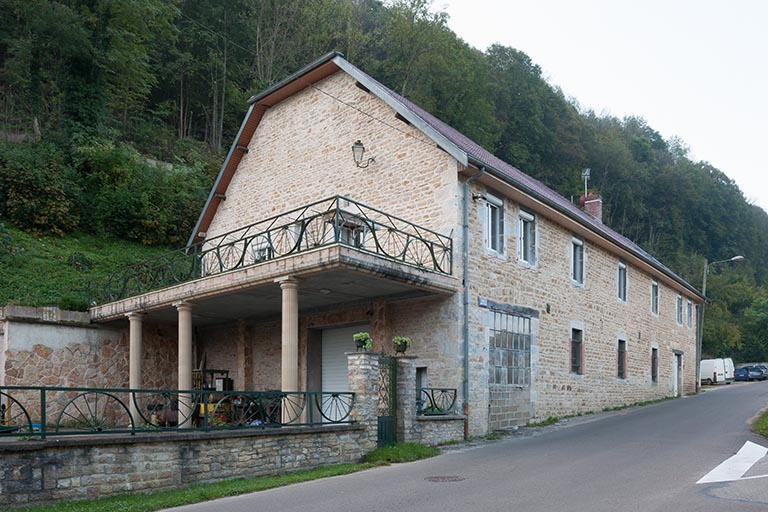 Bâtiment des logements, écuries et remises. Vue depuis le nord. © Jérôme Mongreville / Région Bourgogne-Franche-Comté, Inventaire du patrimoine - 2014