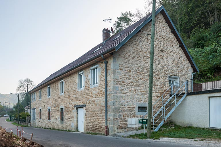 Bâtiment des logements, écuries et remises vu de trois quarts. © Jérôme Mongreville / Région Bourgogne-Franche-Comté, Inventaire du patrimoine - 2014