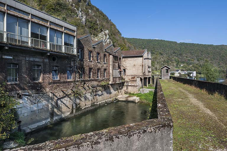 Façade est des ateliers depuis la passerelle du canal. Vue d'ensemble. © Jérôme Mongreville / Région Bourgogne-Franche-Comté, Inventaire du patrimoine - 2014