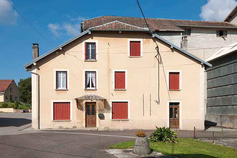 Façade sud du logement. © Jérôme Mongreville / Région Bourgogne-Franche-Comté, Inventaire du patrimoine - 2014 Façade sud du logement. © Jérôme Mongreville / Région Bourgogne-Franche-Comté, Inventaire du patrimoine - 2014