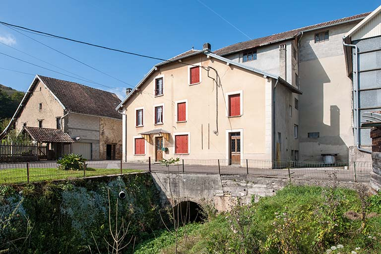 La ferme et le moulin, depuis le sud-est. © Jérôme Mongreville / Région Bourgogne-Franche-Comté, Inventaire du patrimoine - 2014 La ferme et le moulin, depuis le sud-est. © Jérôme Mongreville / Région Bourgogne-Franche-Comté, Inventaire du patrimoine - 2014