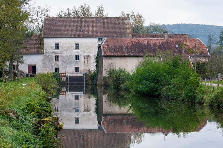Vue rapprochée de la minoterie depuis le bief d'amenée. © Jérôme Mongreville / Région Bourgogne-Franche-Comté, Inventaire du patrimoine - 2014