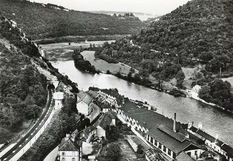 Vue aérienne de l'usine depuis le sud, carte postale, s.d. [vers 1950]. © Jérôme  Mongreville (reproduction) / Région Bourgogne-Franche-Comté, Inventaire du patrimoine - 2014