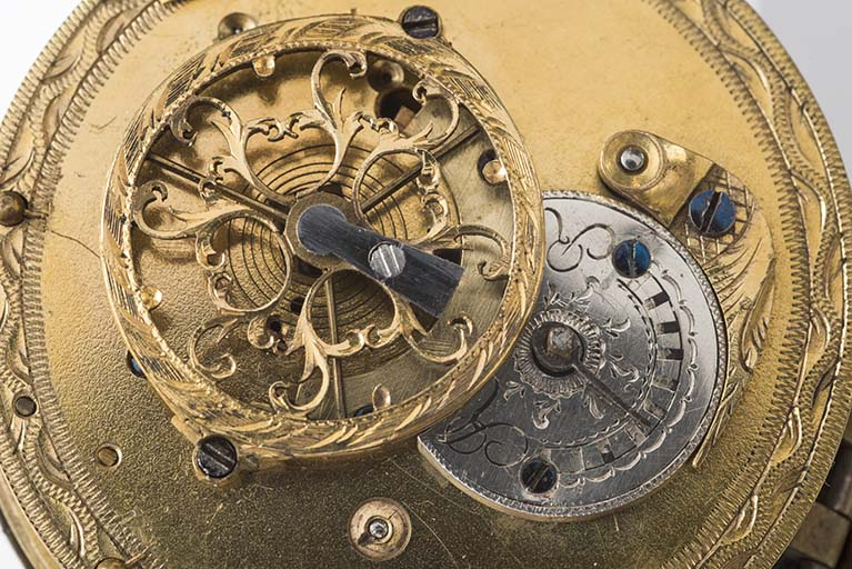 Platine supérieure, coq et système de réglage de l'avance / retard. © Sonia Dourlot / Région Bourgogne-Franche-Comté, Inventaire du patrimoine - 2014