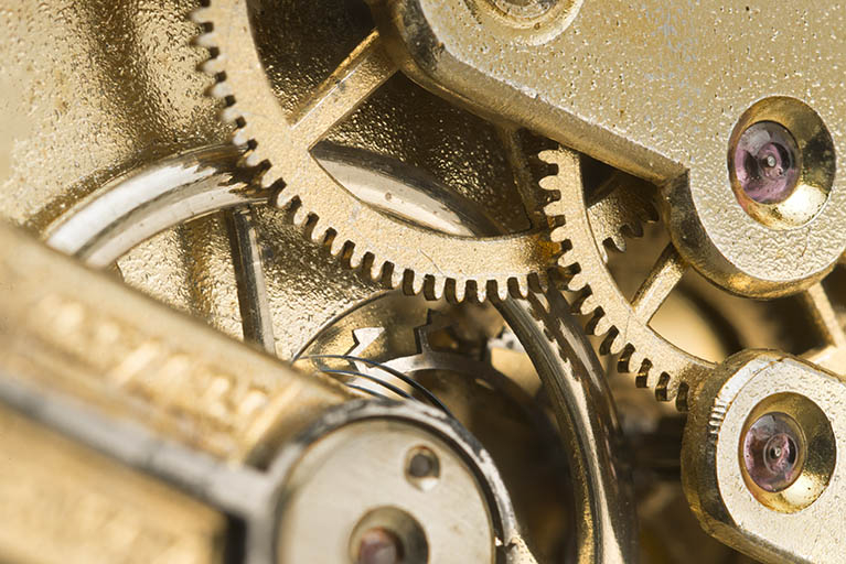 Détail du rouage : la roue de cylindre plate est visible à l'arrière du balancier. © Sonia Dourlot / Région Bourgogne-Franche-Comté, Inventaire du patrimoine - 2014