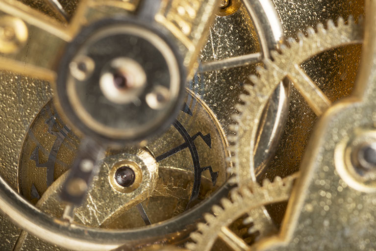 Détail du rouage : la roue de cylindre plate (sombre) est visible à l'arrière du balancier. © Sonia Dourlot / Région Bourgogne-Franche-Comté, Inventaire du patrimoine - 2014