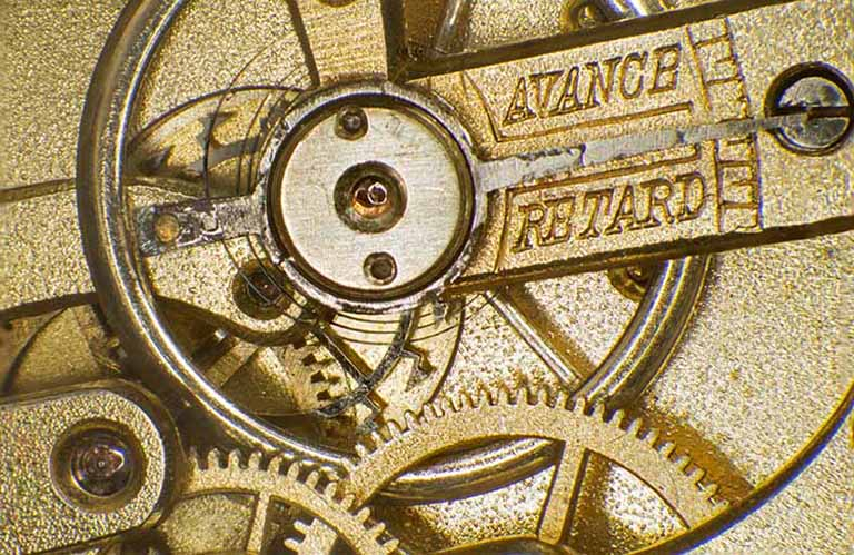 Mécanisme de réglage de la marche diurne : raquette sur le pont de balancier. © Sonia Dourlot / Région Bourgogne-Franche-Comté, Inventaire du patrimoine - 2014