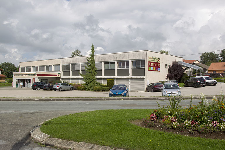 Une usine de 1975 (architecte Pierre Joly) et 1982 (Sanzio Ferraroli) : usine de montres Clyda (2 rue des Armaillis). © Sonia Dourlot / Région Bourgogne-Franche-Comté, Inventaire du patrimoine - 2014 Une usine de 1975 (architecte Pierre Joly) et 1982 (Sanzio Ferraroli) : usine de montres Clyda (2 rue des Armaillis). © Sonia Dourlot / Région Bourgogne-Franche-Comté, Inventaire du patrimoine - 2014