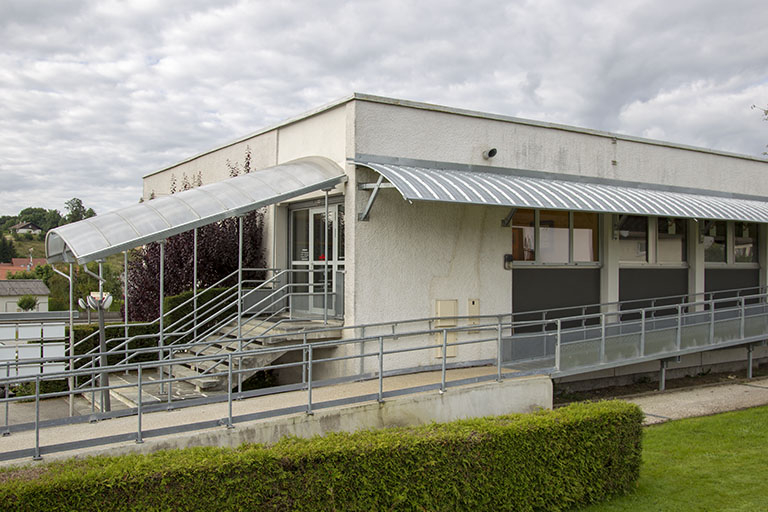 Façade latérale droite : escalier. A gauche la rampe d'accès récente. © Sonia Dourlot / Région Bourgogne-Franche-Comté, Inventaire du patrimoine - 2014