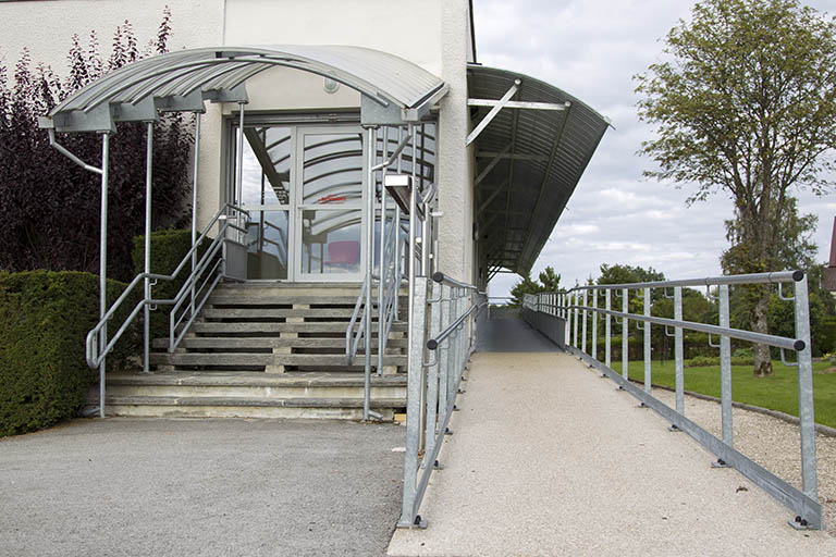 Façade latérale droite : escalier et rampe d'accès. © Sonia Dourlot / Région Bourgogne-Franche-Comté, Inventaire du patrimoine - 2014