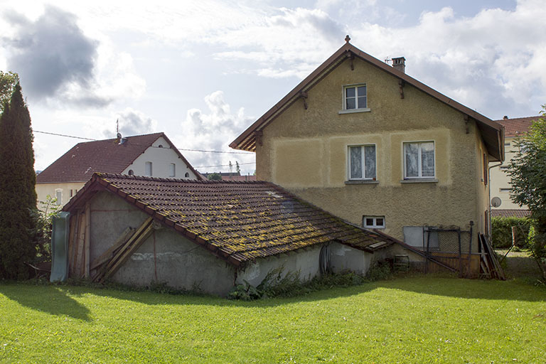 Façade postérieure. Noter les fenêtres d'atelier partiellement murées. © Sonia Dourlot / Région Bourgogne-Franche-Comté, Inventaire du patrimoine - 2014 Façade postérieure. Noter les fenêtres d'atelier partiellement murées. © Sonia Dourlot / Région Bourgogne-Franche-Comté, Inventaire du patrimoine - 2014