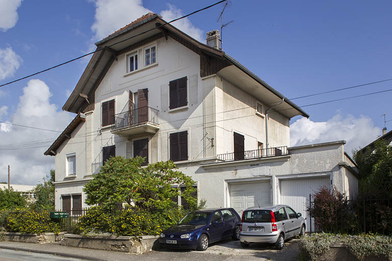 Façade antérieure, de trois quarts droite. © Sonia Dourlot / Région Bourgogne-Franche-Comté, Inventaire du patrimoine - 2014 Façade antérieure, de trois quarts droite. © Sonia Dourlot / Région Bourgogne-Franche-Comté, Inventaire du patrimoine - 2014