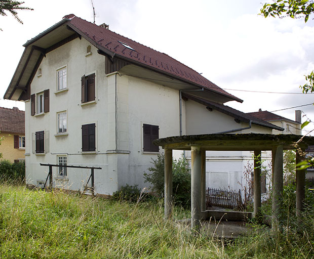 Façades postérieure et latérale gauche, avec la tonnelle au 1er plan. © Sonia Dourlot / Région Bourgogne-Franche-Comté, Inventaire du patrimoine - 2014 Façades postérieure et latérale gauche, avec la tonnelle au 1er plan. © Sonia Dourlot / Région Bourgogne-Franche-Comté, Inventaire du patrimoine - 2014