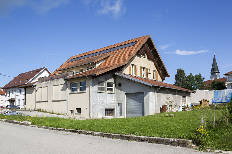 Façades postérieure et latérale droite. © Sonia Dourlot / Région Bourgogne-Franche-Comté, Inventaire du patrimoine - 2014 Façades postérieure et latérale droite. © Sonia Dourlot / Région Bourgogne-Franche-Comté, Inventaire du patrimoine - 2014