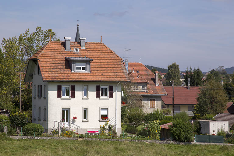 Vue d'ensemble, depuis l'ouest (façades postérieure et latérale droite). © Sonia Dourlot / Région Bourgogne-Franche-Comté, Inventaire du patrimoine - 2014 Vue d'ensemble, depuis l'ouest (façades postérieure et latérale droite). © Sonia Dourlot / Région Bourgogne-Franche-Comté, Inventaire du patrimoine - 2014