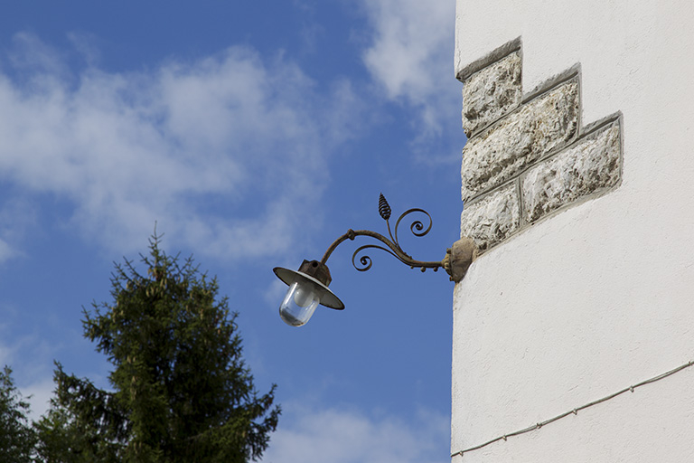 Luminaire d'applique extérieur. © Sonia Dourlot / Région Bourgogne-Franche-Comté, Inventaire du patrimoine - 2014