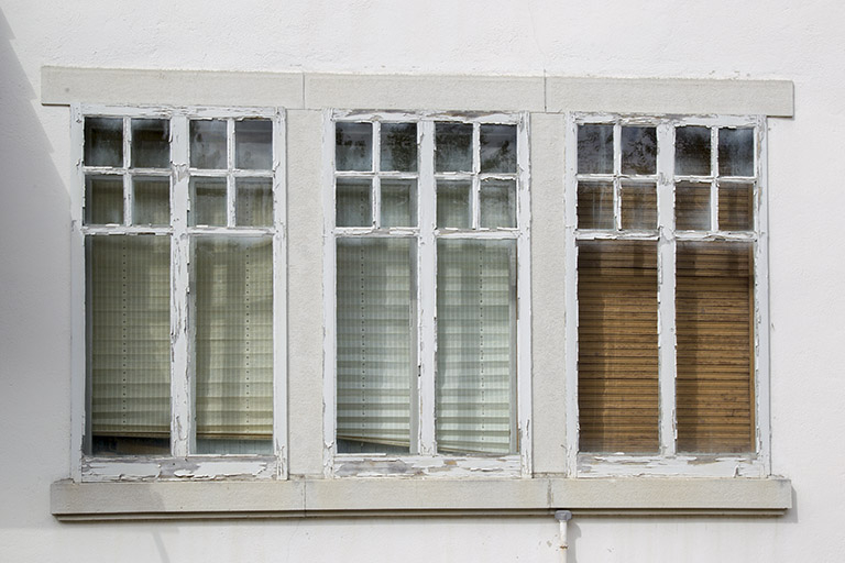Façade latérale droite : fenêtres mutltiples. © Sonia Dourlot / Région Bourgogne-Franche-Comté, Inventaire du patrimoine - 2014