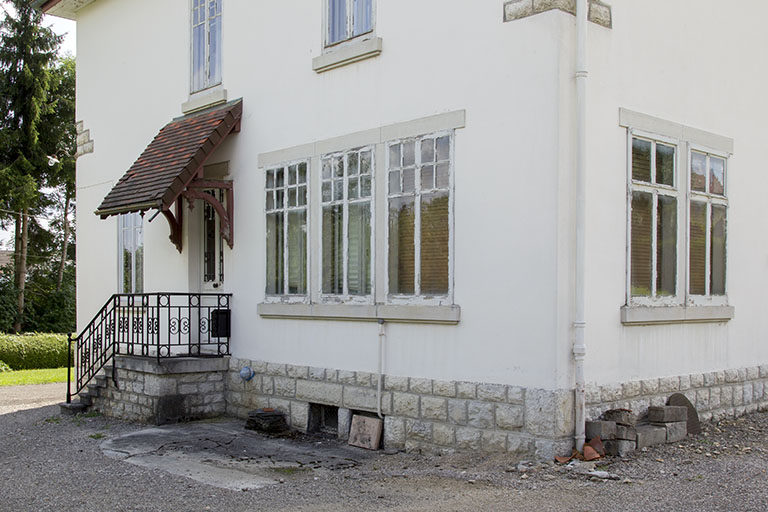 Façade latérale droite : rez-de-chaussée vu de trois quarts droite. © Sonia Dourlot / Région Bourgogne-Franche-Comté, Inventaire du patrimoine - 2014