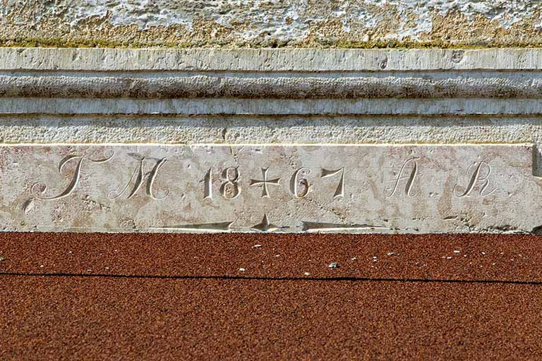 Initiales et date portée sur le linteau de l'entrée. © Sonia Dourlot / Région Bourgogne-Franche-Comté, Inventaire du patrimoine - 2014 Initiales et date portée sur le linteau de l'entrée. © Sonia Dourlot / Région Bourgogne-Franche-Comté, Inventaire du patrimoine - 2014