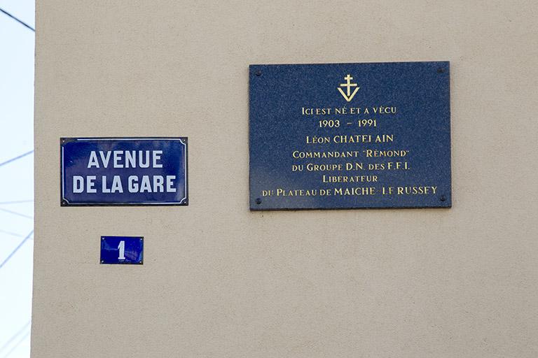 Plaques apposées sur la façade antérieure. © Sonia Dourlot / Région Bourgogne-Franche-Comté, Inventaire du patrimoine - 2014