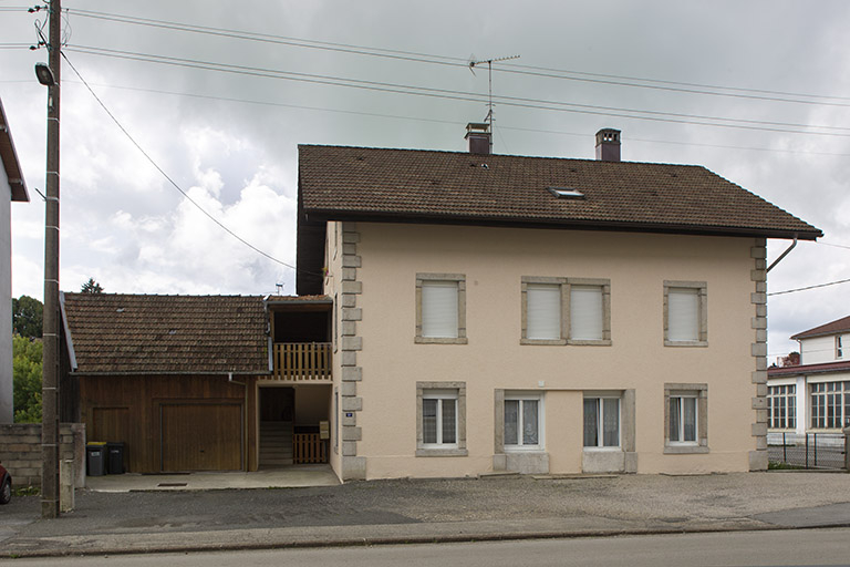 Une maison du quartier de la gare du début du 20e siècle (vers 1907) : Café Parisien et comptoir d'horlogerie Demangelle (11 rue de la Gare). © Sonia Dourlot / Région Bourgogne-Franche-Comté, Inventaire du patrimoine - 2014 Une maison du quartier de la gare du début du 20e siècle (vers 1907) : Café Parisien et comptoir d'horlogerie Demangelle (11 rue de la Gare). © Sonia Dourlot / Région Bourgogne-Franche-Comté, Inventaire du patrimoine - 2014