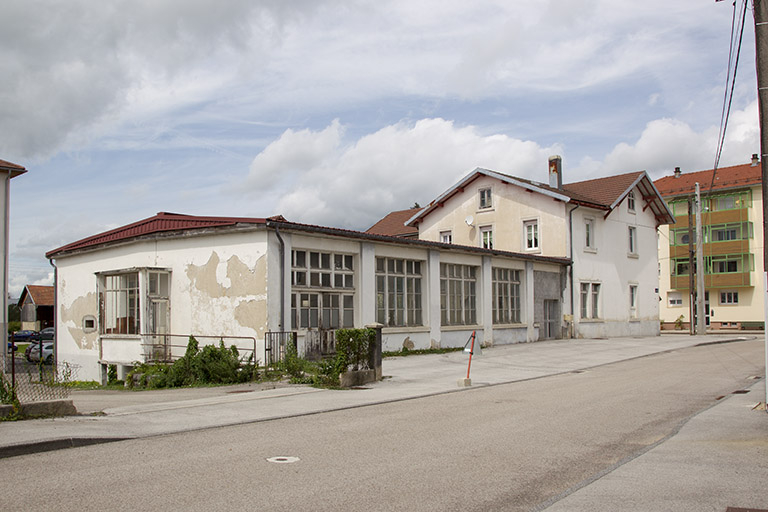 Extensions : façade sur la rue Pasteur, de trois quarts gauche. © Sonia Dourlot / Région Bourgogne-Franche-Comté, Inventaire du patrimoine - 2014 Extensions : façade sur la rue Pasteur, de trois quarts gauche. © Sonia Dourlot / Région Bourgogne-Franche-Comté, Inventaire du patrimoine - 2014