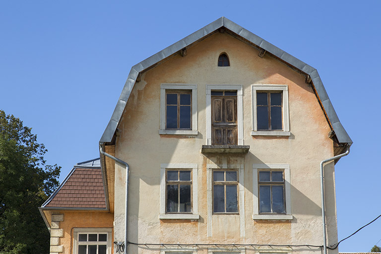 Usine, façade latérale droite : baies du 2e étage carré et de l'étage en surcroît. © Sonia Dourlot / Région Bourgogne-Franche-Comté, Inventaire du patrimoine - 2014