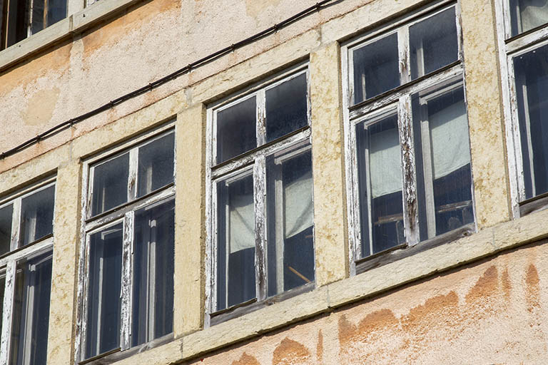 Usine, façade antérieure : détail des fenêtres multiples. © Sonia Dourlot / Région Bourgogne-Franche-Comté, Inventaire du patrimoine - 2014