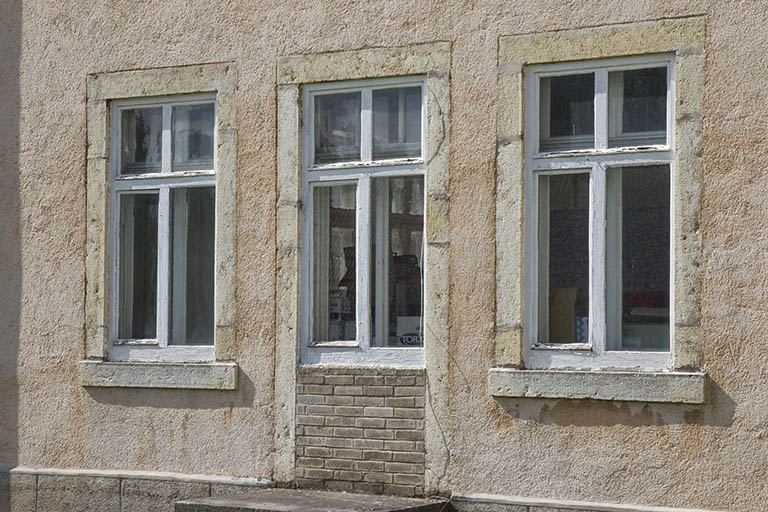 Usine, façade latérale droite : baies du rez-de-chaussée surélevé. © Sonia Dourlot / Région Bourgogne-Franche-Comté, Inventaire du patrimoine - 2014