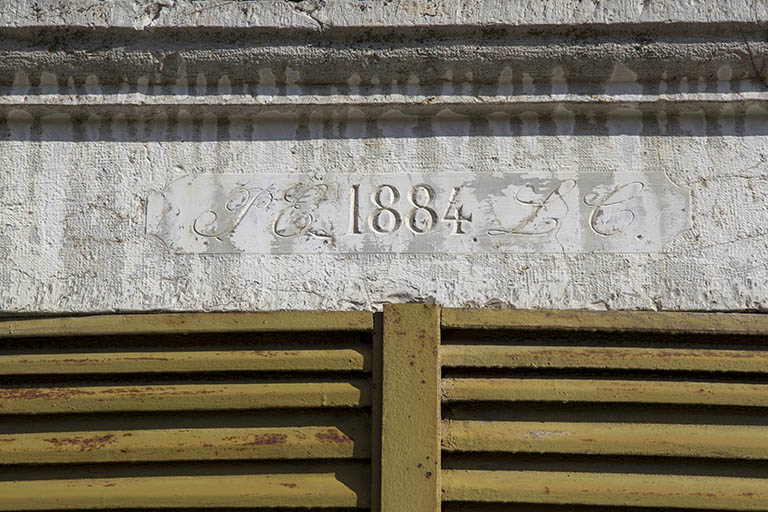 Maison au n° 45, façade latérale droite : initiales et date sur le linteau d'une porte. © Sonia Dourlot / Région Bourgogne-Franche-Comté, Inventaire du patrimoine - 2014 Maison au n° 45, façade latérale droite : initiales et date sur le linteau d'une porte. © Sonia Dourlot / Région Bourgogne-Franche-Comté, Inventaire du patrimoine - 2014