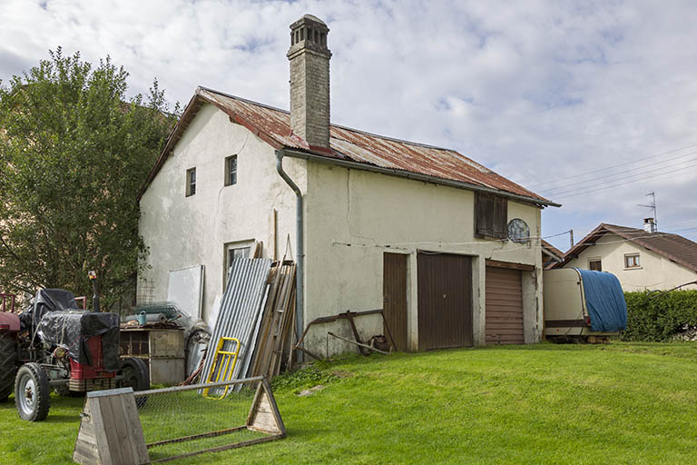 Bâtiment autrefois à usage de remise, atelier, étable et buanderie (actuellement garage). © Sonia Dourlot / Région Bourgogne-Franche-Comté, Inventaire du patrimoine - 2014 Bâtiment autrefois à usage de remise, atelier, étable et buanderie (actuellement garage). © Sonia Dourlot / Région Bourgogne-Franche-Comté, Inventaire du patrimoine - 2014