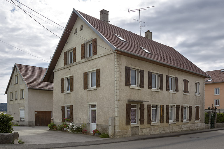 Maison au n° 45 : façades antérieure et latérale gauche. © Sonia Dourlot / Région Bourgogne-Franche-Comté, Inventaire du patrimoine - 2014 Maison au n° 45 : façades antérieure et latérale gauche. © Sonia Dourlot / Région Bourgogne-Franche-Comté, Inventaire du patrimoine - 2014