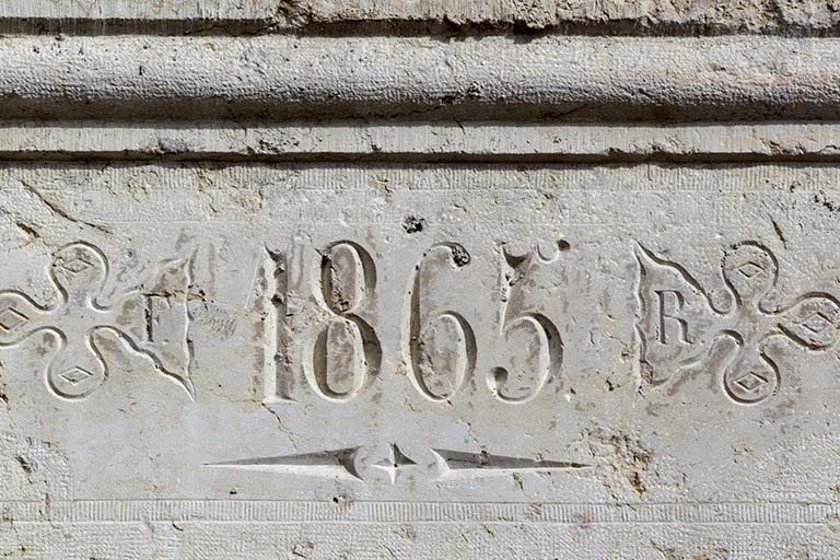 Façade postérieure : date et intiales sur le linteau de l'ancienne porte. © Sonia Dourlot / Région Bourgogne-Franche-Comté, Inventaire du patrimoine - 2014