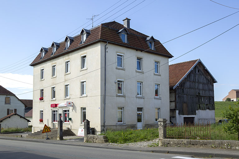 Vue d'ensemble, depuis le nord : logement patronal en avant du bâtiment d'écurie et fenil. © Sonia Dourlot / Région Bourgogne-Franche-Comté, Inventaire du patrimoine - 2014