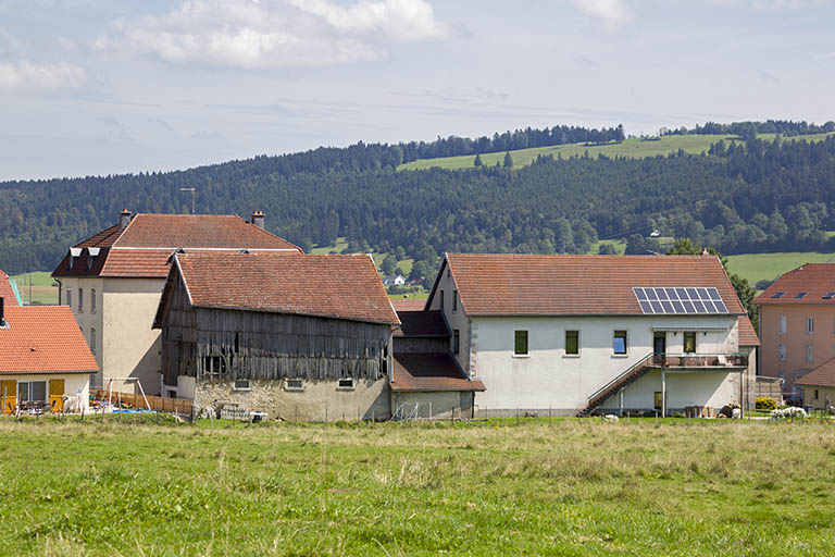 Vue d'ensemble, depuis l'ouest. De gauche à droite : écurie-fenil, remise et ancienne fonderie. © Sonia Dourlot / Région Bourgogne-Franche-Comté, Inventaire du patrimoine - 2014