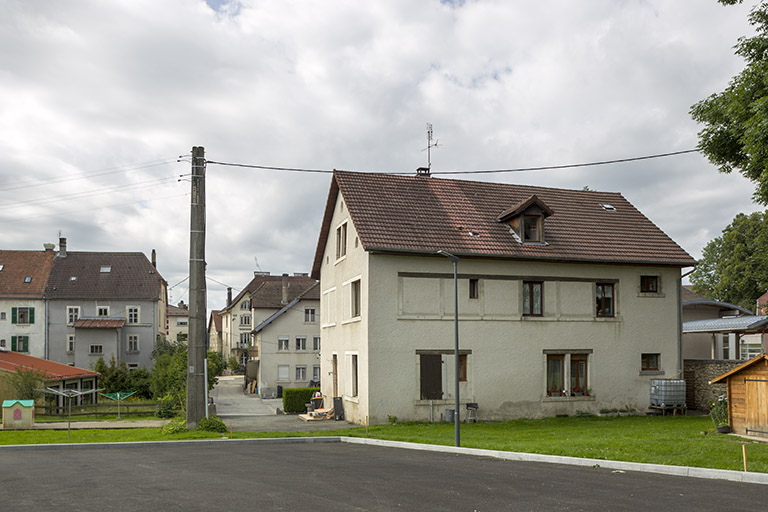 Vue d'ensemble du site, depuis le nord (à droite du poteau : l'usine au 1er plan, la grange et le logement patronal au 2nd plan). © Sonia Dourlot / Région Bourgogne-Franche-Comté, Inventaire du patrimoine - 2014 Vue d'ensemble du site, depuis le nord (à droite du poteau : l'usine au 1er plan, la grange et le logement patronal au 2nd plan). © Sonia Dourlot / Région Bourgogne-Franche-Comté, Inventaire du patrimoine - 2014