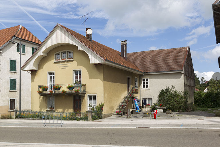 Vue d'ensemble des deux corps de bâtiment, depuis le sud-est. © Sonia Dourlot / Région Bourgogne-Franche-Comté, Inventaire du patrimoine - 2014