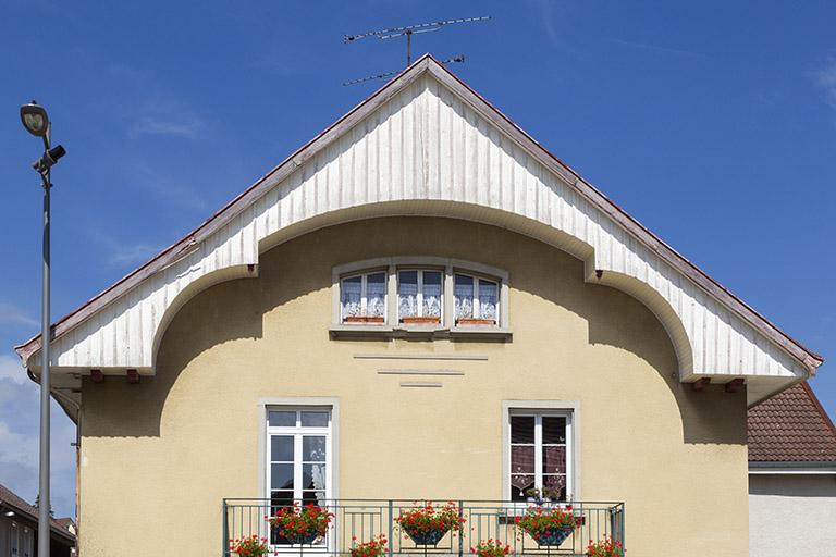 Corps de bâtiment principal, façade antérieure : niveaux supérieurs et lambrichure. © Sonia Dourlot / Région Bourgogne-Franche-Comté, Inventaire du patrimoine - 2014