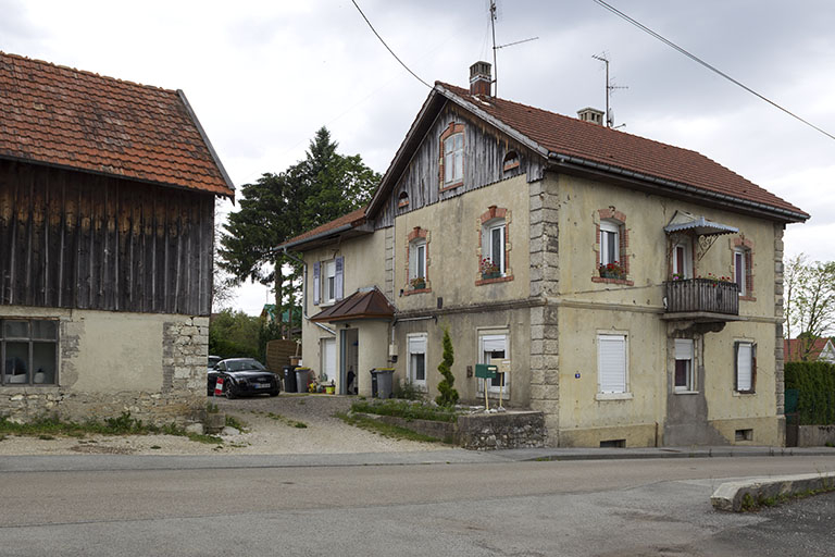 Une maison de la fin du 19e siècle ou du début du 20e : atelier d'horlogerie de Victor Morel (10 rue Victor Hugo). © Sonia Dourlot / Région Bourgogne-Franche-Comté, Inventaire du patrimoine - 2014 Une maison de la fin du 19e siècle ou du début du 20e : atelier d'horlogerie de Victor Morel (10 rue Victor Hugo). © Sonia Dourlot / Région Bourgogne-Franche-Comté, Inventaire du patrimoine - 2014