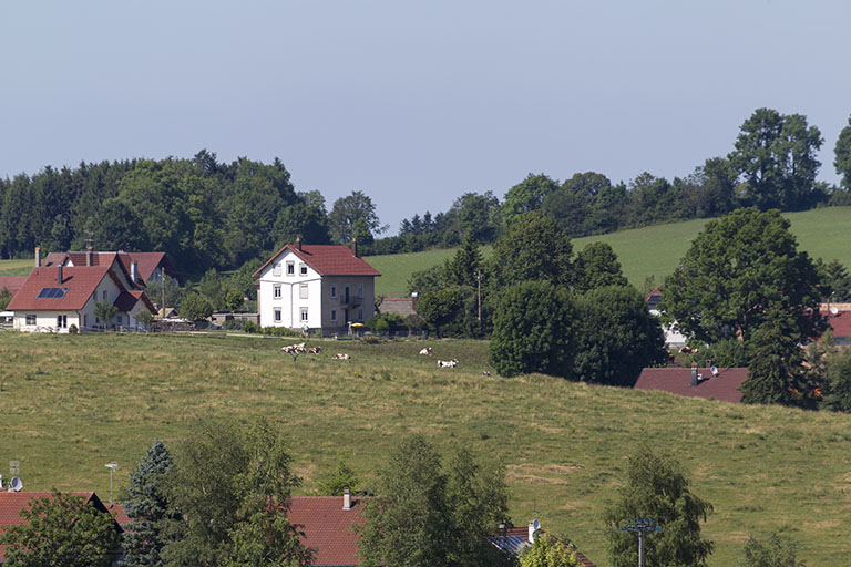 Vue d'ensemble, depuis le sud. © Sonia Dourlot / Région Bourgogne-Franche-Comté, Inventaire du patrimoine - 2014 Vue d'ensemble, depuis le sud. © Sonia Dourlot / Région Bourgogne-Franche-Comté, Inventaire du patrimoine - 2014