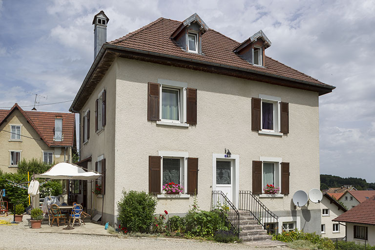Façade antérieure, de trois quarts gauche. © Sonia Dourlot / Région Bourgogne-Franche-Comté, Inventaire du patrimoine - 2014